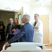 Droegemeier (l) visits the special clinical studies unit with NIAID director Dr. Anthony Fauci (c) and Dr. Richard Davey (third from r), who runs the unit. PHOTO: CHIA-CHI CHARLIE CHANG