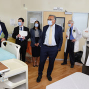 The group sees a room on the CC special clinical studies unit, led by NIAID Senior Investigator Dr. Richard Davey (r), medical director of the unit. PHOTO: CHIA-CHI CHARLIE CHANG